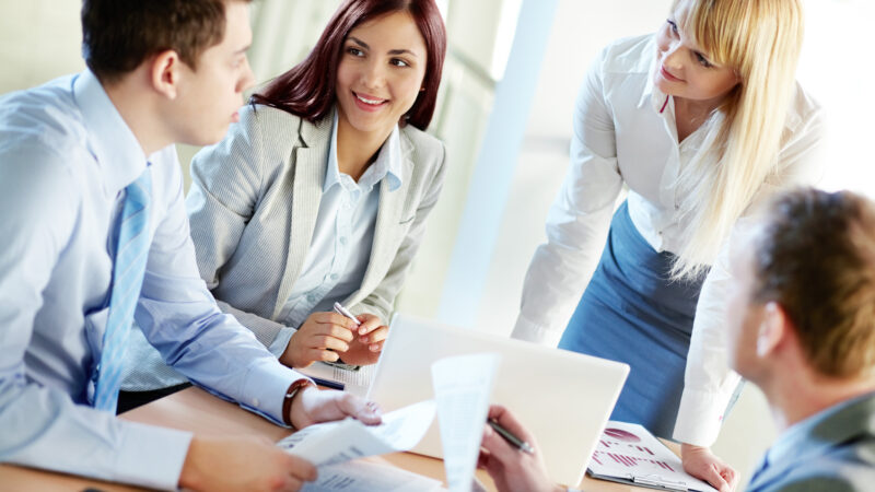 Jovens enérgicos para o futuro dos negócios